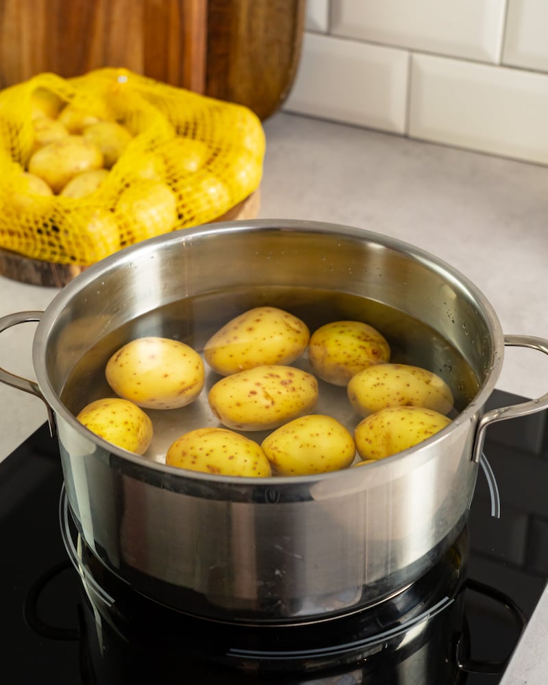 Dieses Bild zeigt wie die Kartoffeln gekocht werden.