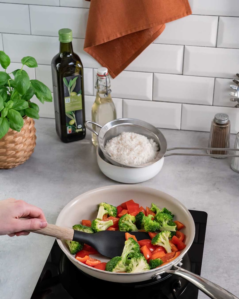 Dieses Bild zeigt wie das Gemüse angebraten wird.