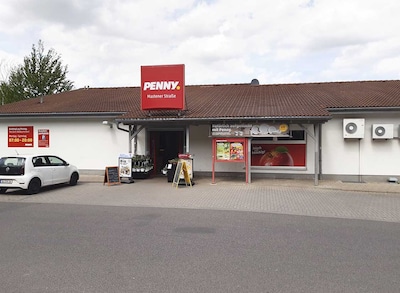 Sie sehen den Eingang vom Penny Markt in Doebeln Mastener Str. 1