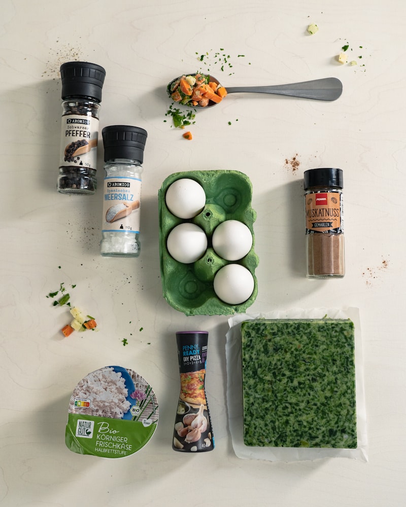 Auf diesem Bild siehst du alle Zutaten für unser Shakshuka mit Rahmspinat.