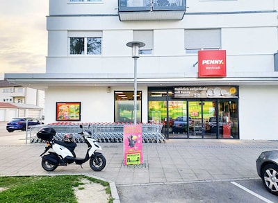 Sie sehen den Eingang vom Penny Markt in Ravensburg Marienburger Str. 31