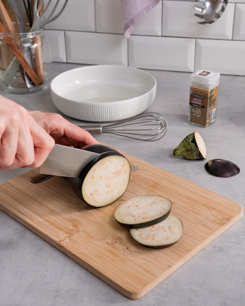 Dieses Bild zeigt, wie die Aubergine geschnitten wird.