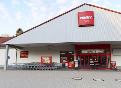 Sie sehen den Eingang vom Penny Markt in Thum Chemnitzer Strasse 63