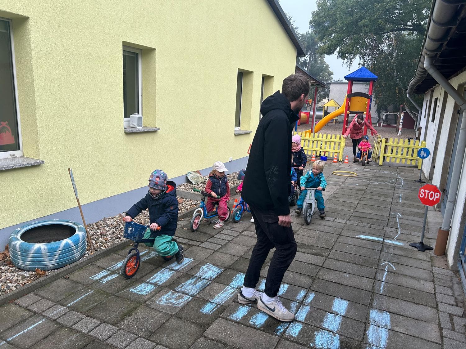Kinder lernen das richtige Verhalten im Straßenverkehr