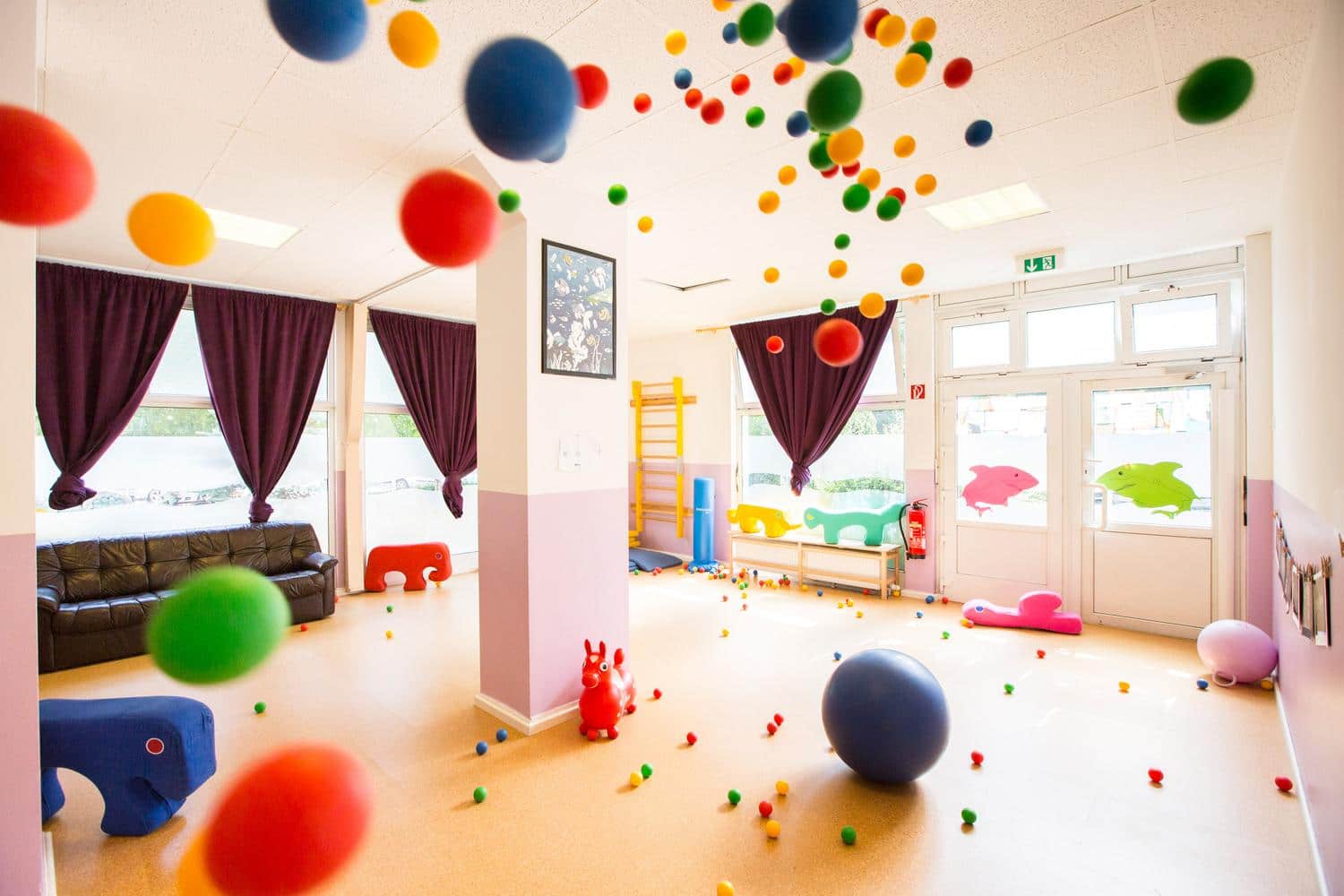 Ein Spielraum voller buntem Spielzeug