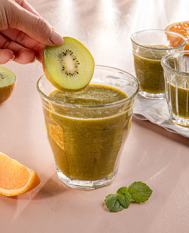 Dieses Bild zeigt wie der Smoothie dekoriert wird.
