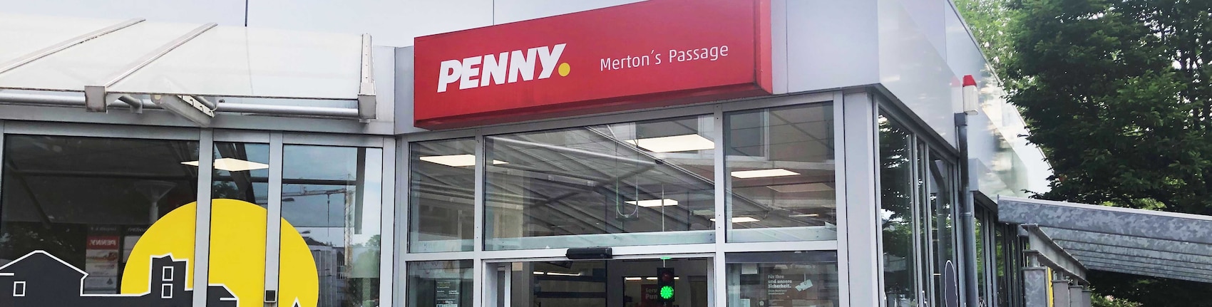 Sie sehen den Eingang vom Penny Markt in Frankfurt/Heddernheim, Lurgiallee 6/L.-Pasteur-Str.