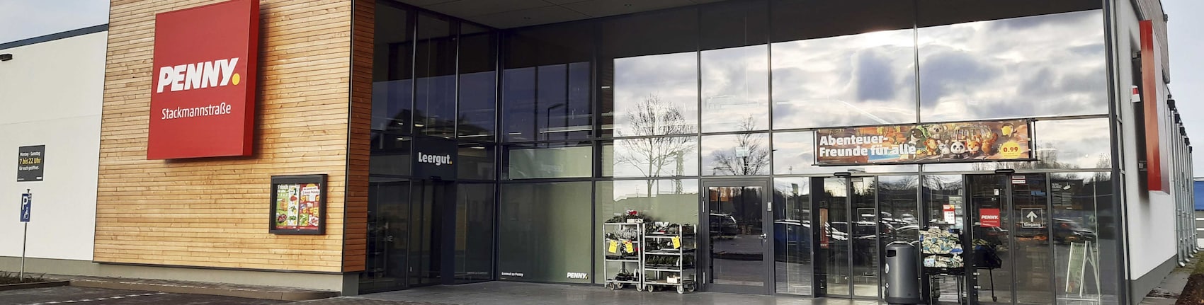 Sie sehen den Eingang vom Penny Markt in Lehrte, Stackmannstr. 21