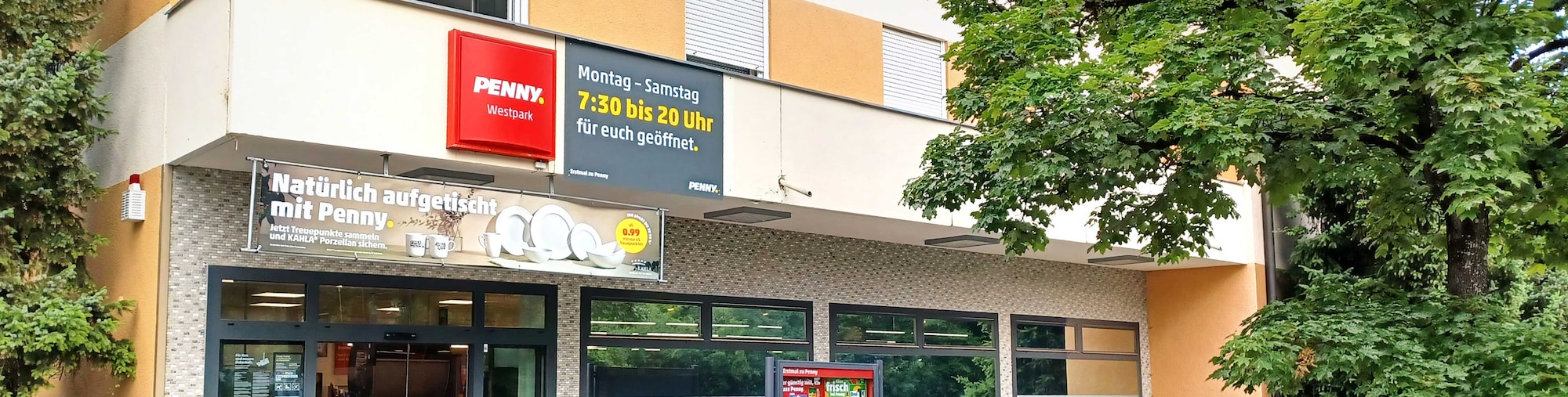 Sie sehen den Eingang vom Penny Markt in Muenchen/Westpark Ohlstadter Str. 22