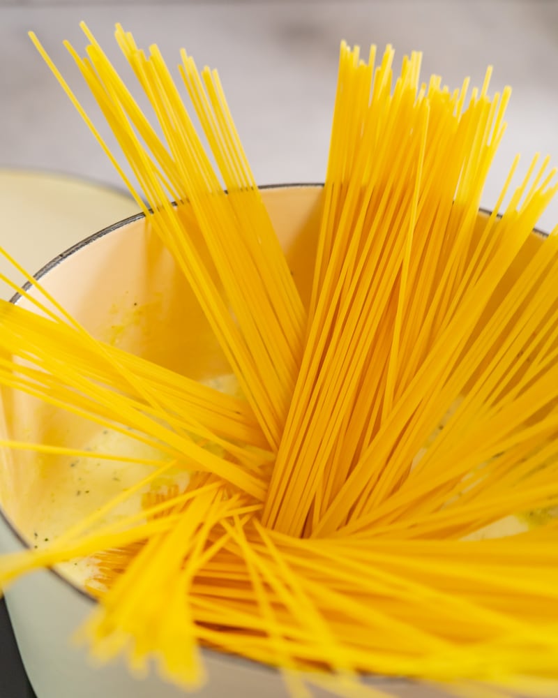 Diese Bild zeigt die Zubereitung der Pasta.