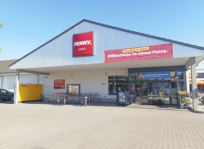 Sie sehen den Eingang vom Penny Markt in Lorsch, Hirschstr. 85
