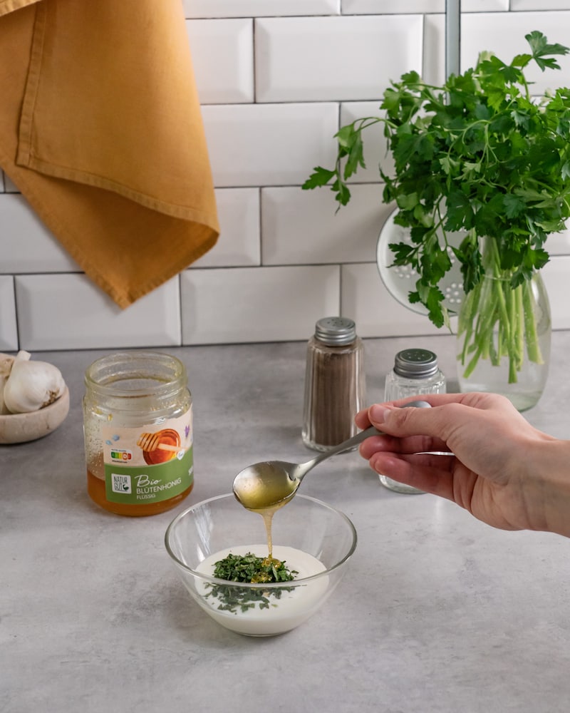 Dieses Bild zeigt wie die Soße gemacht wird.