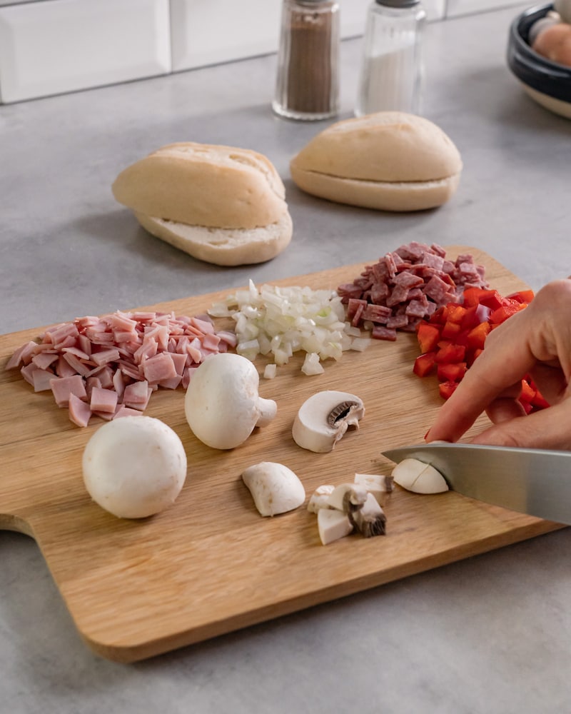 Dieses Bild zeigt, wie die Zutaten geschnitten werden.