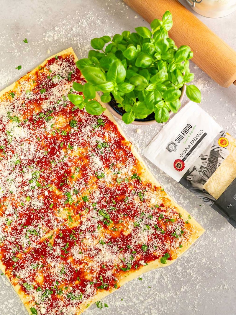 Dieses Bild zeigt wie die Pizza belegt wird.
