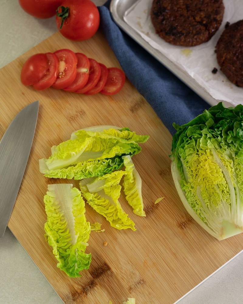 Dieses Bild zeigt wie der Salat zerkleinert wird.