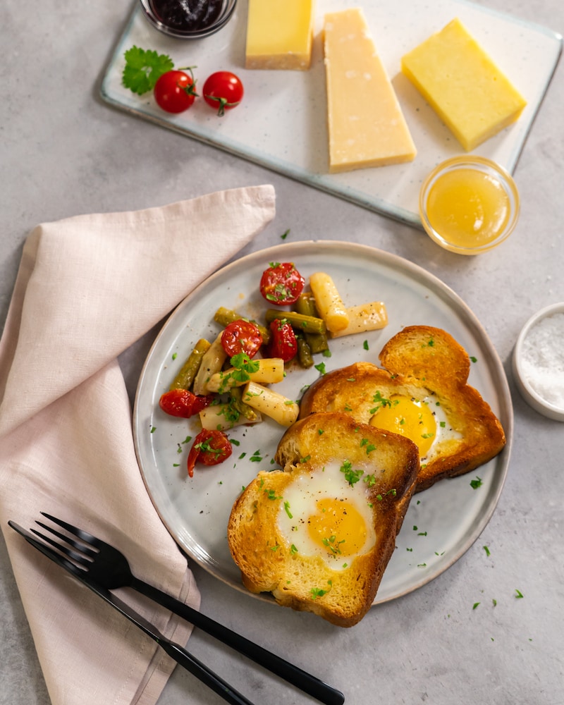 Gefüllte Brioche zu Spargelsalat und französischer Käseplatte