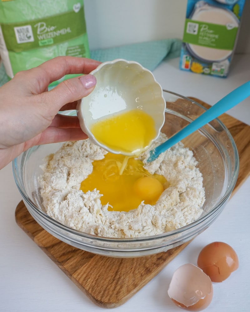 Dieses Bild zeigt wie die flüssige Butter hinzugegeben wird.