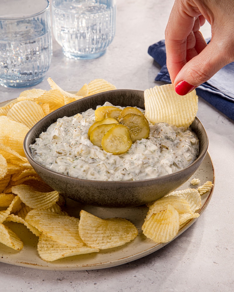 Dieses Bild zeigt den fertigen Dip mit Chips.