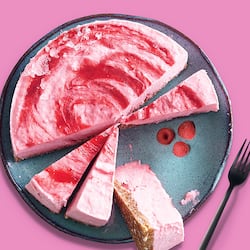 Himbeer-Eistorte auf nussigem Boden