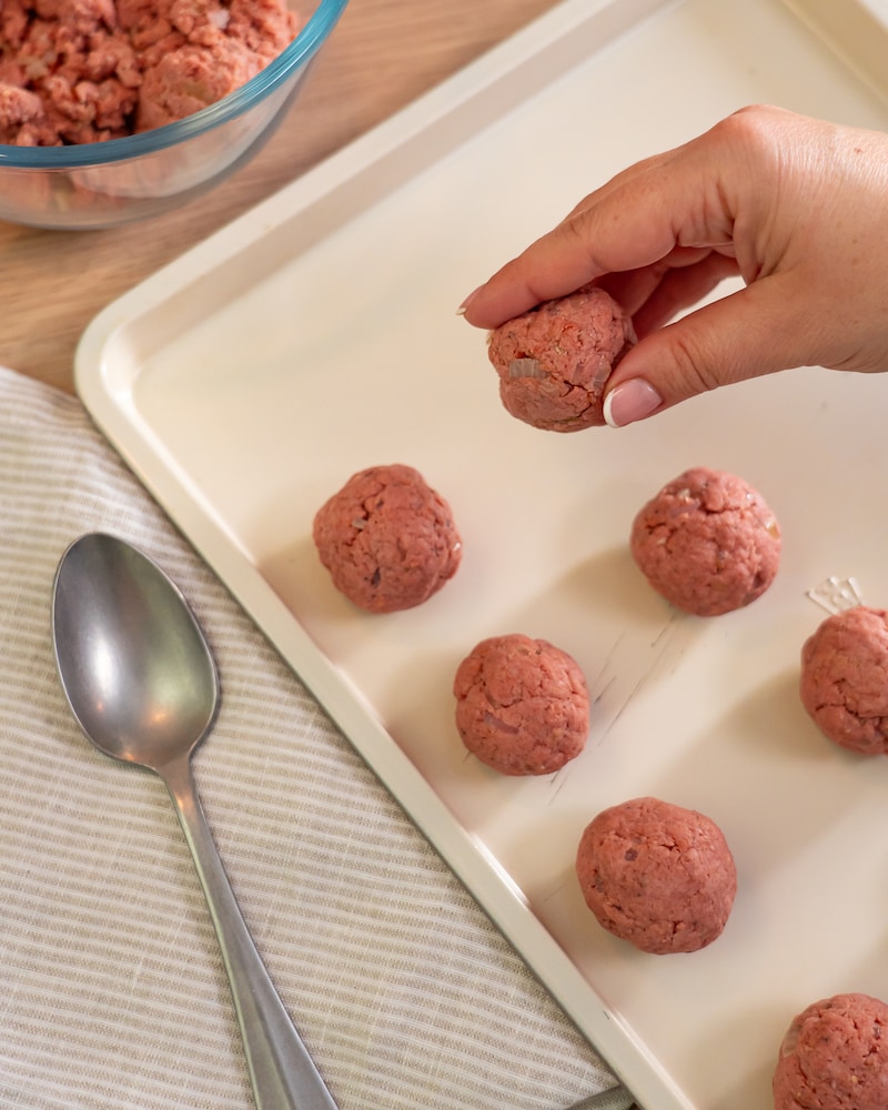 Vegane Kötbullar auf Kartoffelstampf mit heller Sauce und Wildpreiselbeeren