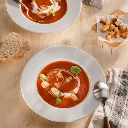 Dieses Bild zeigt einen Suppenteller mit Tomatensuppe.