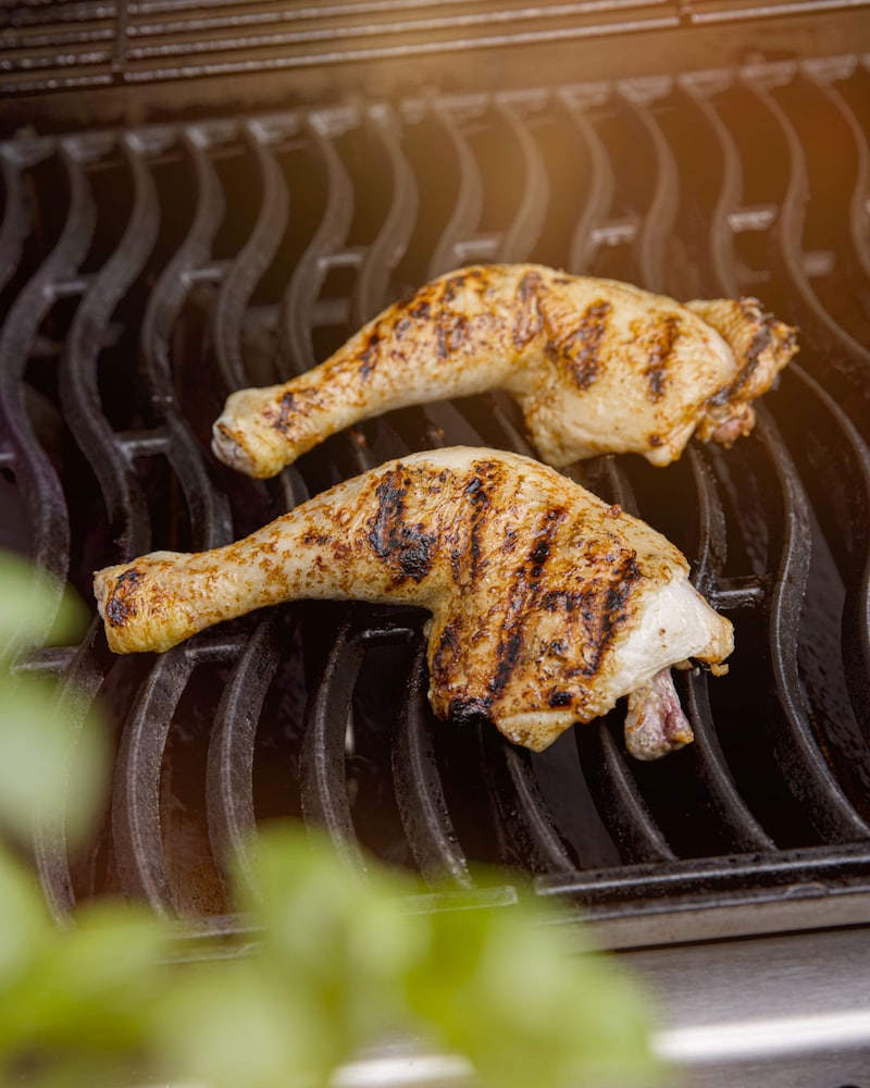 Dieses Bild zeigt die Hähnchenkeulen auf dem Grill.