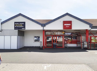 Sie sehen den Eingang vom Penny Markt in Altdorf Pfaffentalstr. 31