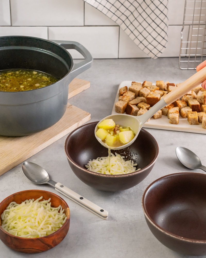 Dieses Bild zeigt wie die Suppe angerichtet wird.