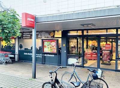 Sie sehen den Eingang vom Penny Markt in Berlin/Spandau Am Kiesteich 61-63