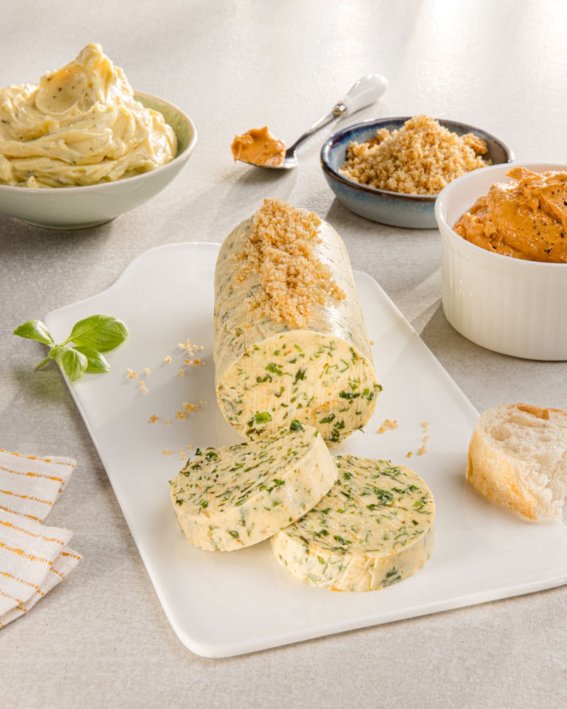 Dieses Bild zeigt die fertige Zitronen-Kräuterbutter.