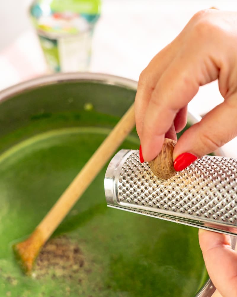 Dieses Bild zeigt wie zur Suppe noch frischer Muskat hinzugegeben wird.