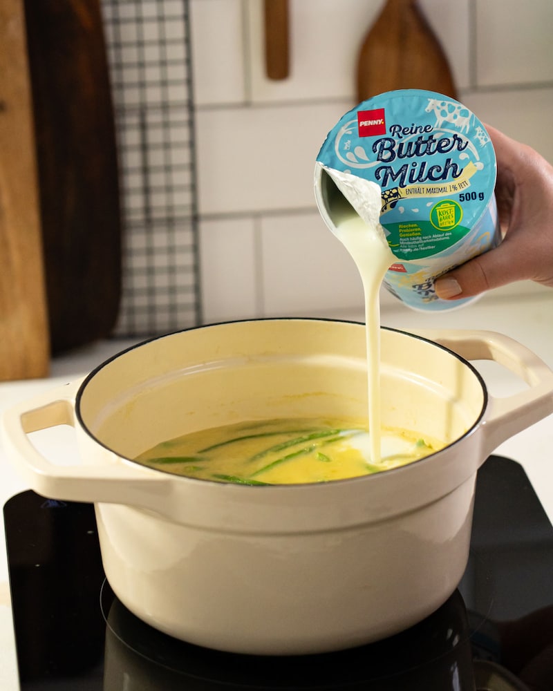 Dieses Bild zeigt wie Buttermilch dazugegeben wird.