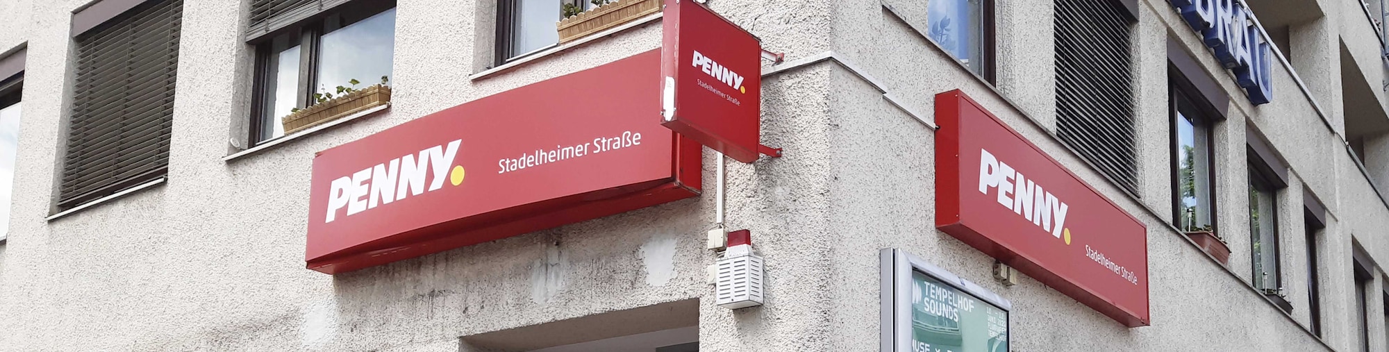 Sie sehen den Eingang vom Penny Markt in München, Stadelheimer Str. 71