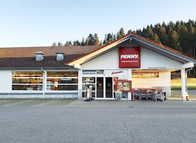 Sie sehen den Eingang vom Penny Markt in Zell/Unterharmersbach, Hauptstr. 215 a