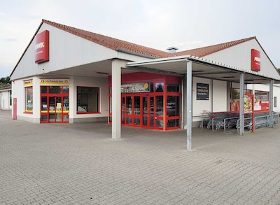 Sie sehen den Eingang vom Penny Markt in Bad Bergzabern, Lindelbrunnstr. 1