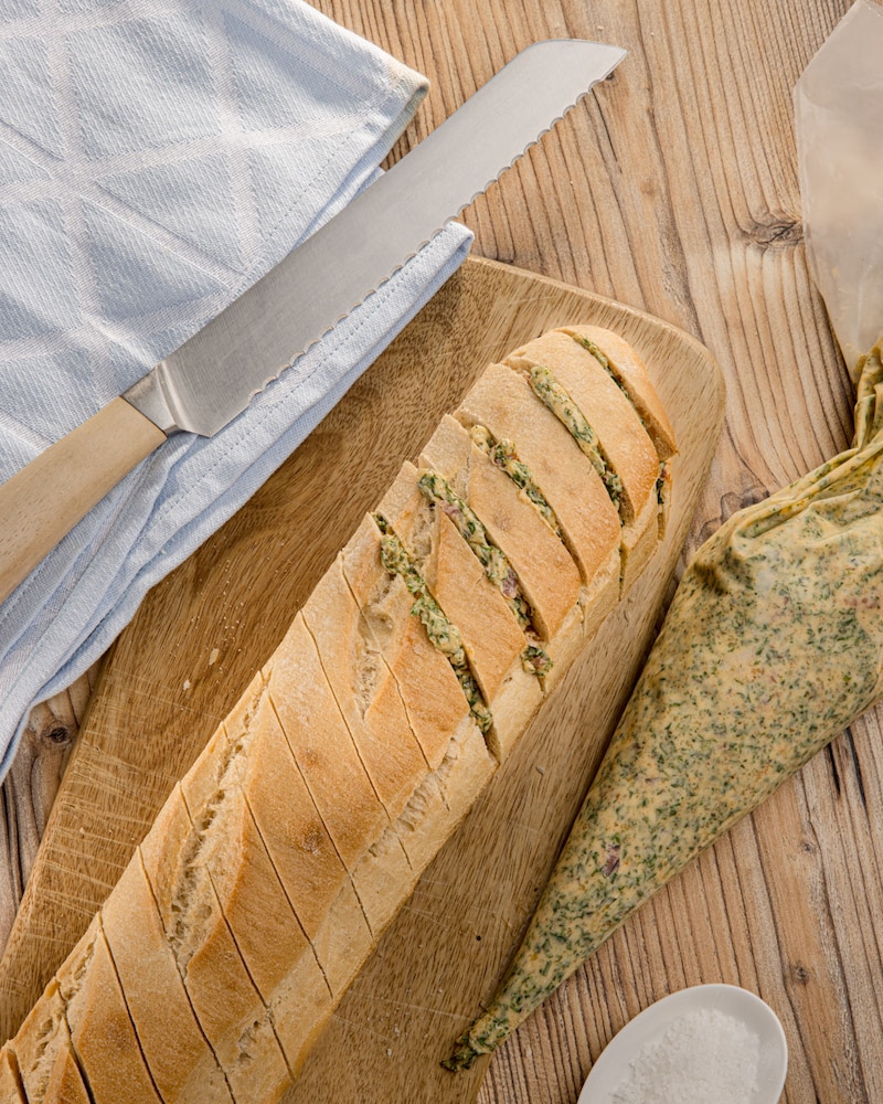 Dieses Bild zeigt das Baguette und den Spritzbeutel.