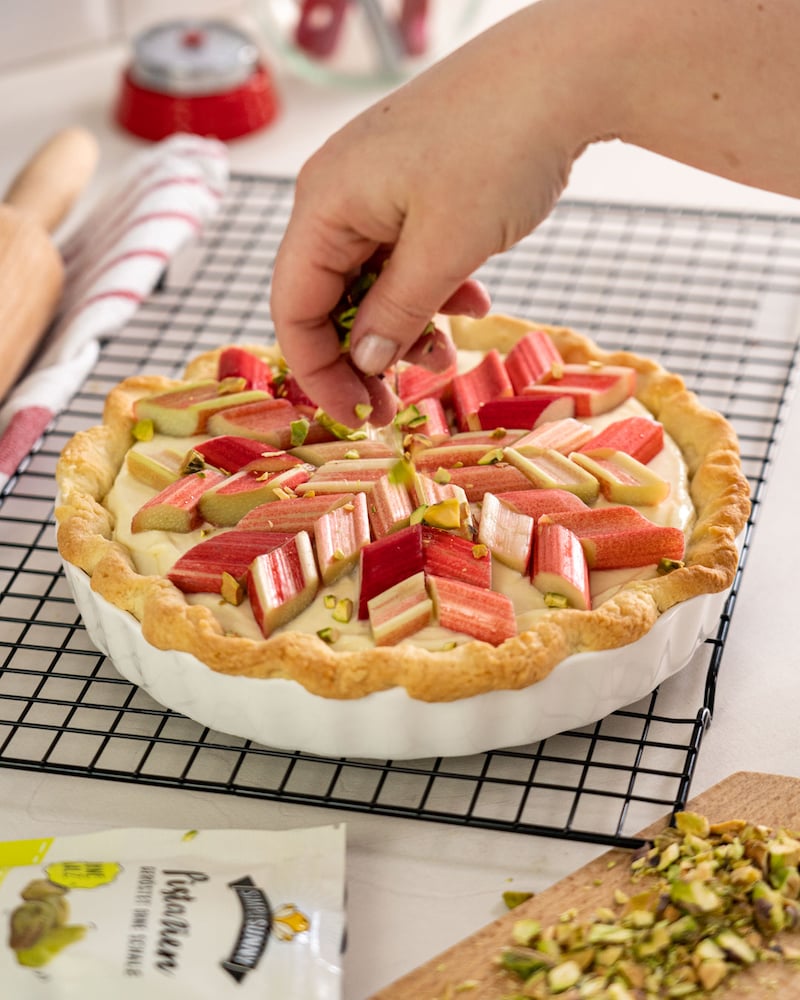 Auf diesem Bild siehst du wie die Torte belegt wird.