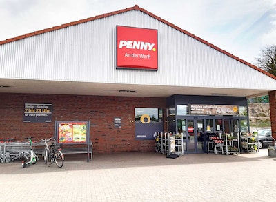sie sehen den Eingang vom Penny Markt in Kiel Werftstr. 247