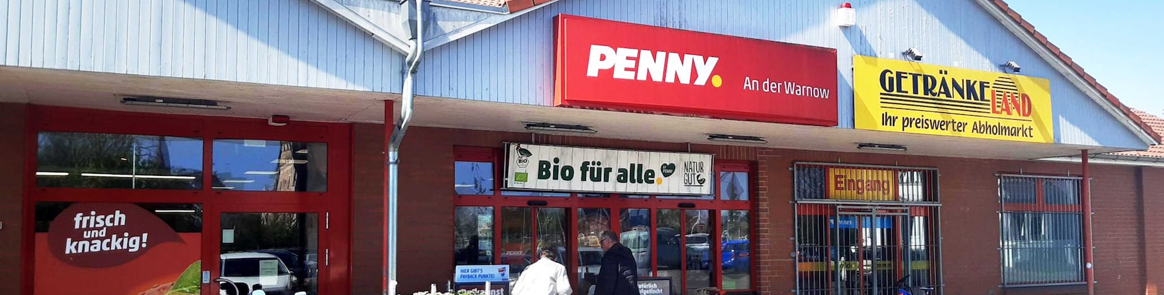 Sie sehen den Eingang vom Penny Markt in Bützow Am Forsthof 1