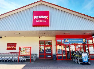 Sie sehen den Eingang vom Penny Markt in Woellstein, Ernst-Ludwig-Str. 13