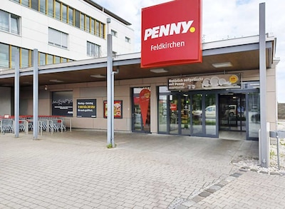 Sie sehen den Eingang vom Penny Markt in Feldkirchen, Clara-Schumann-Str. 2