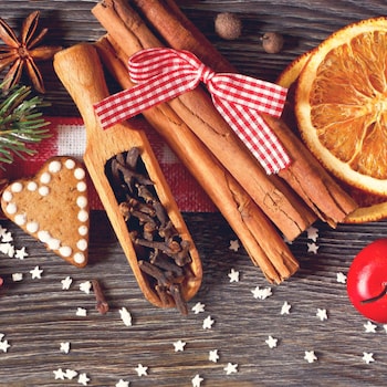Orangen mit Lebkuchen, Zimt, Anis und anderen Gewürzen