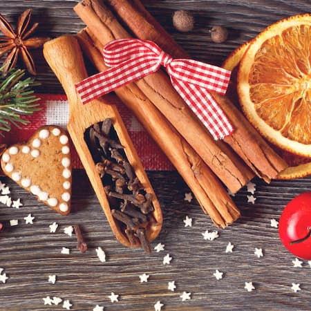 Orangen mit Lebkuchen, Zimt, Anis und anderen Gewürzen