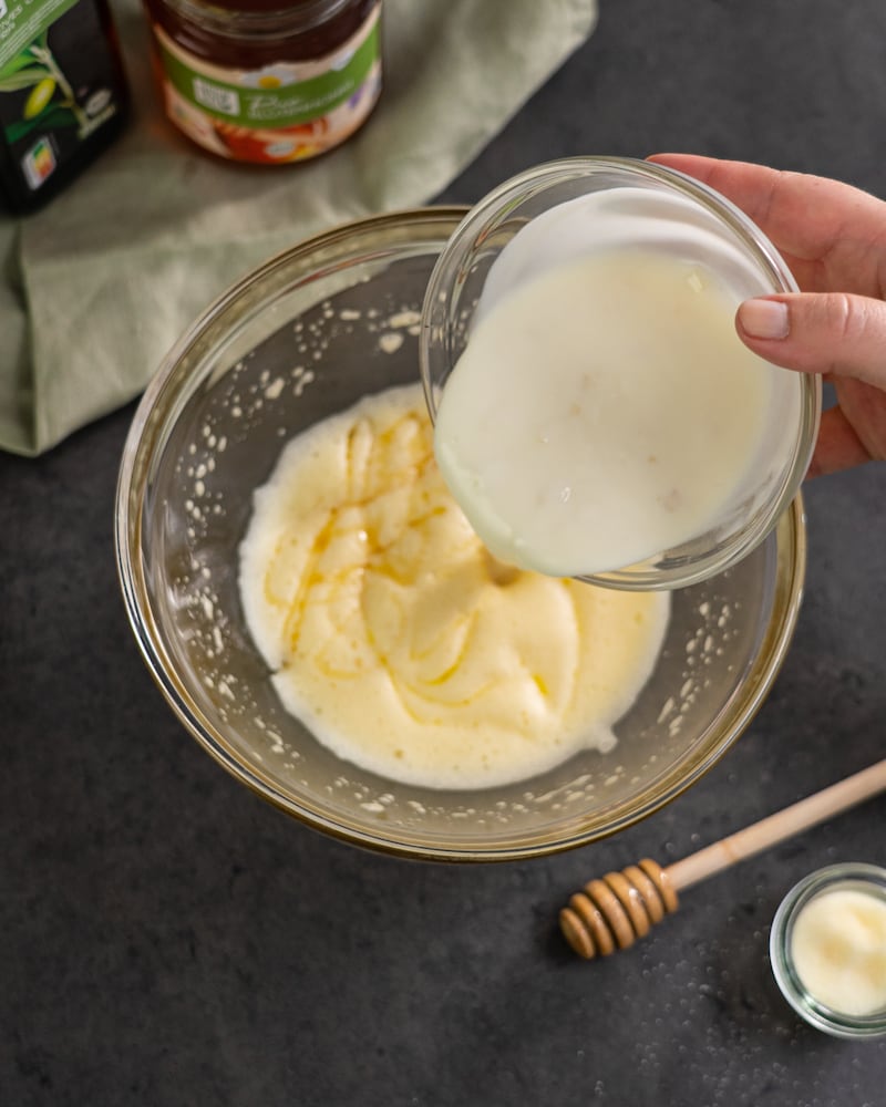 Zwiebelkuchen mit Emmentaler aus der Pfanne