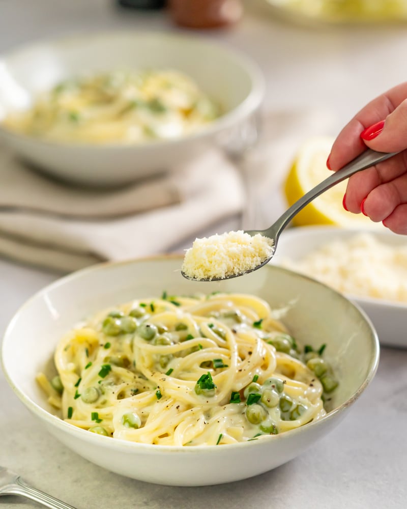Dieses Bild zeigt wie die Pasta angerichtet und der Käse hinzugegeben wird.