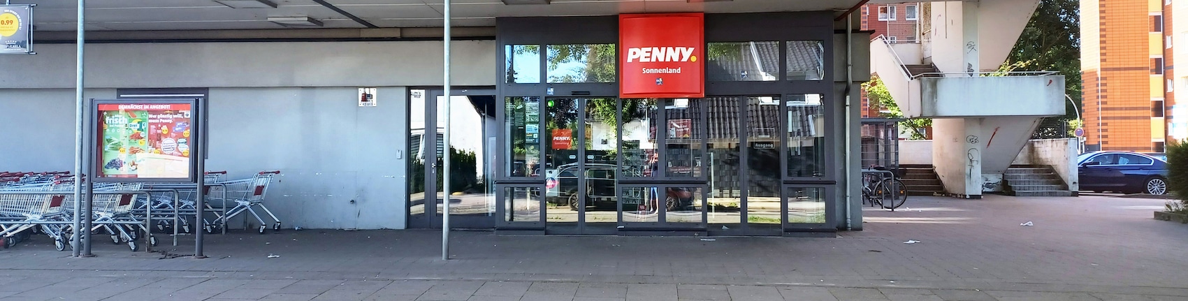 Sie sehen den Eingang vom Penny Markt in Hamburg, Oststeinbeker Weg 2-4