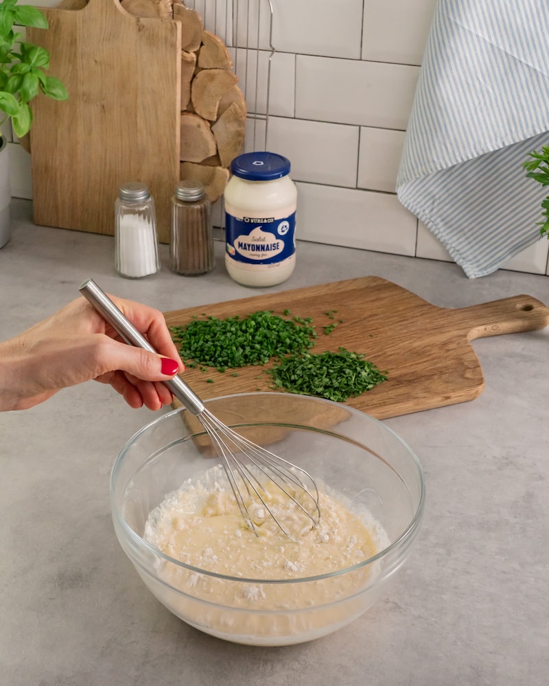 Dieses Bild zeigt wie der Teig zubereitet wird.