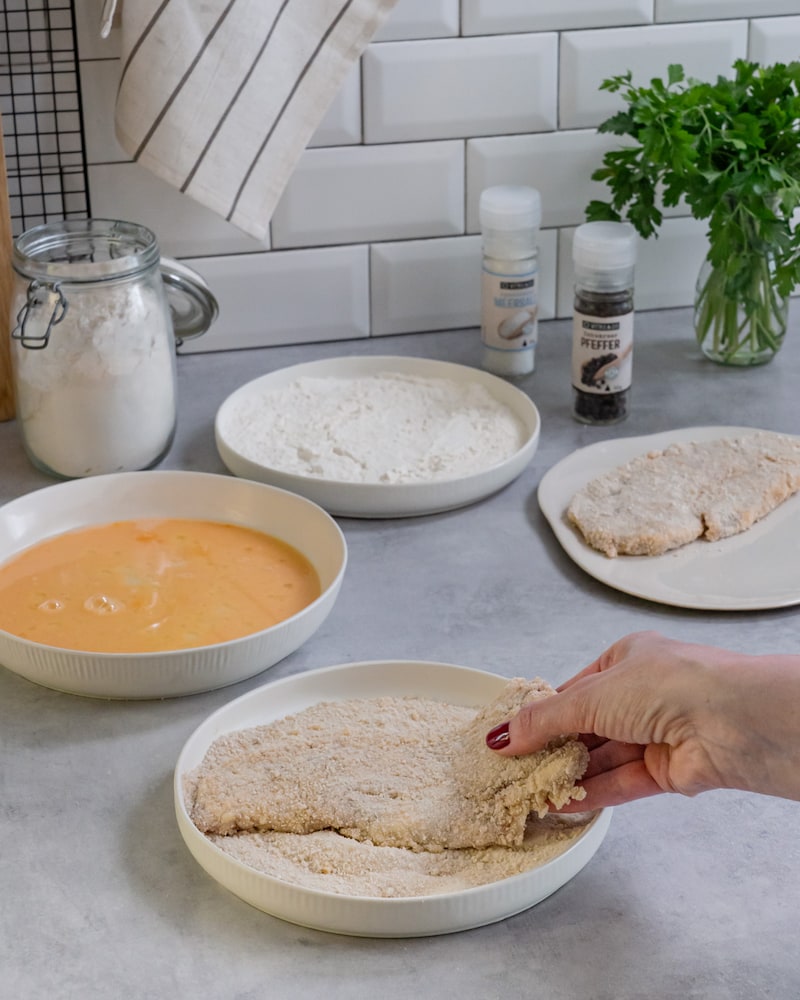 Diese Bild zeigt wie das Schnitzel paniert wird.