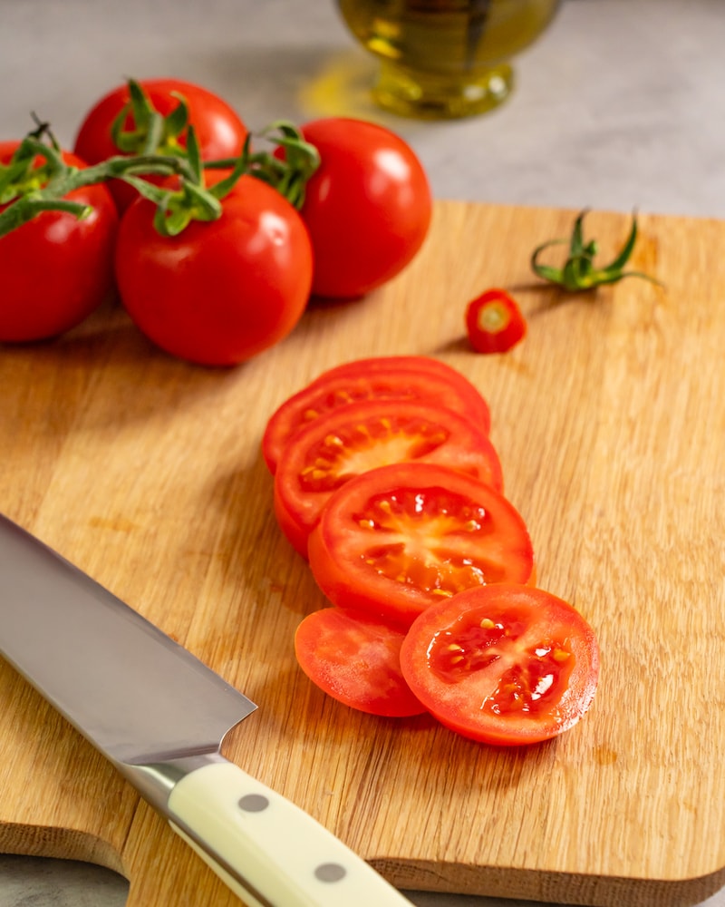 Dieses Bild zeigt wie die Tomaten geschnitten wird.