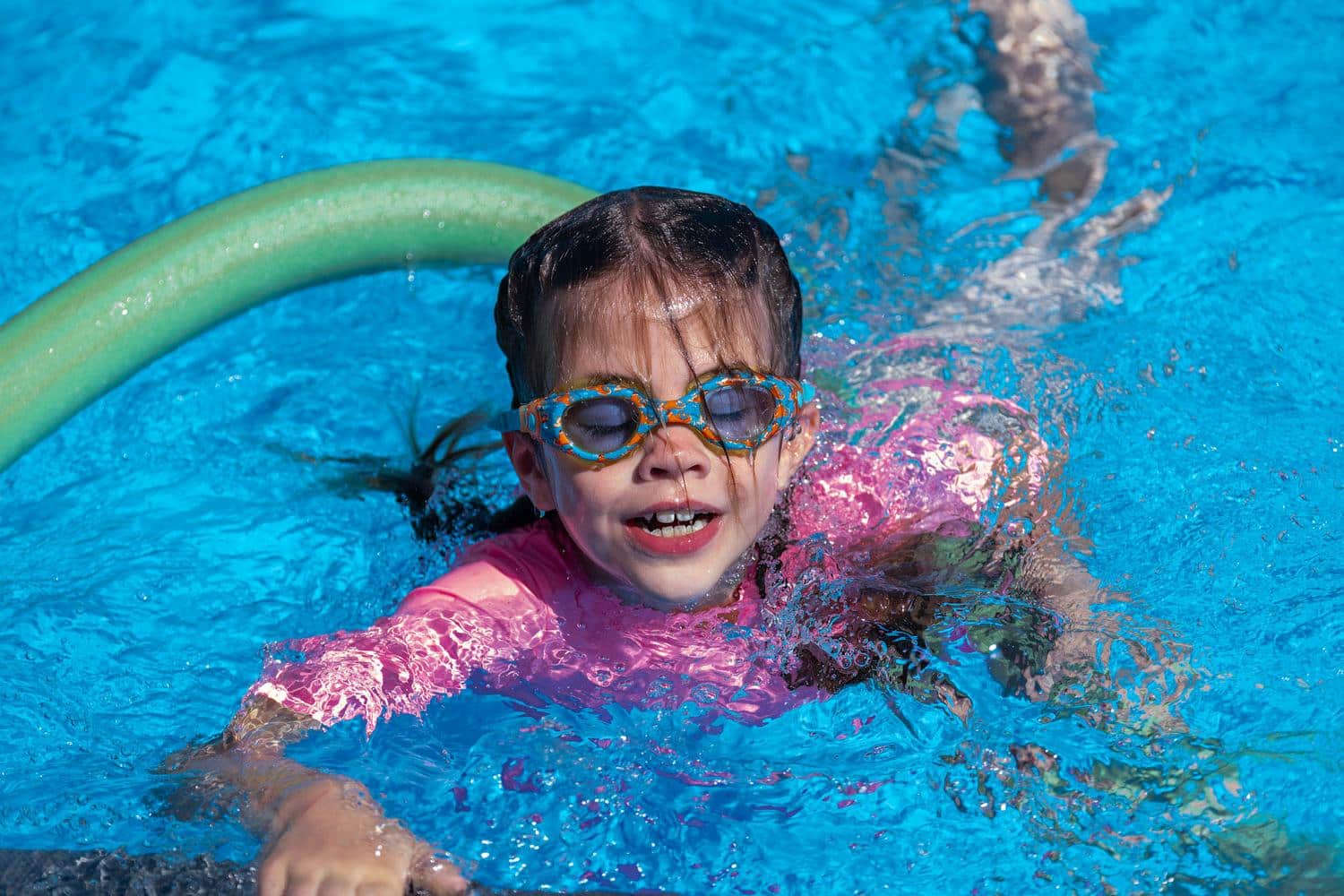Ein Kind beim Schwimmen